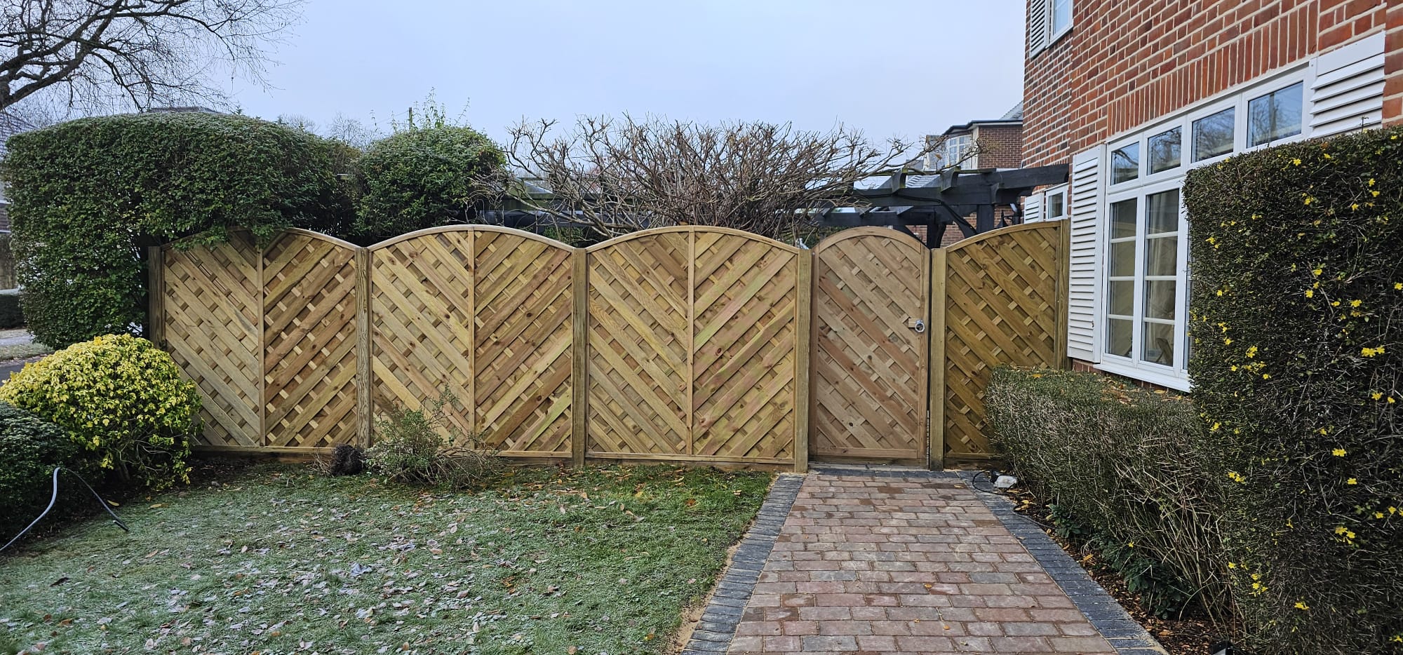 An image showing omega lattice fence panels, curved trellis to top.